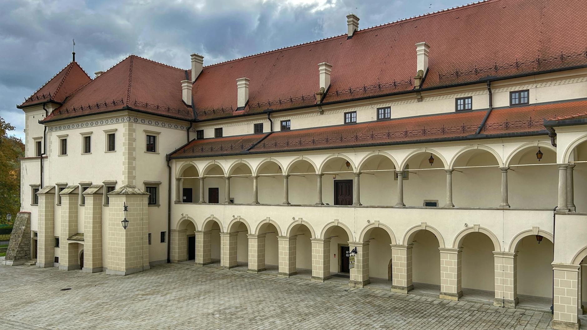 Widok na miasto Sucha Beskidzka z górami w tle